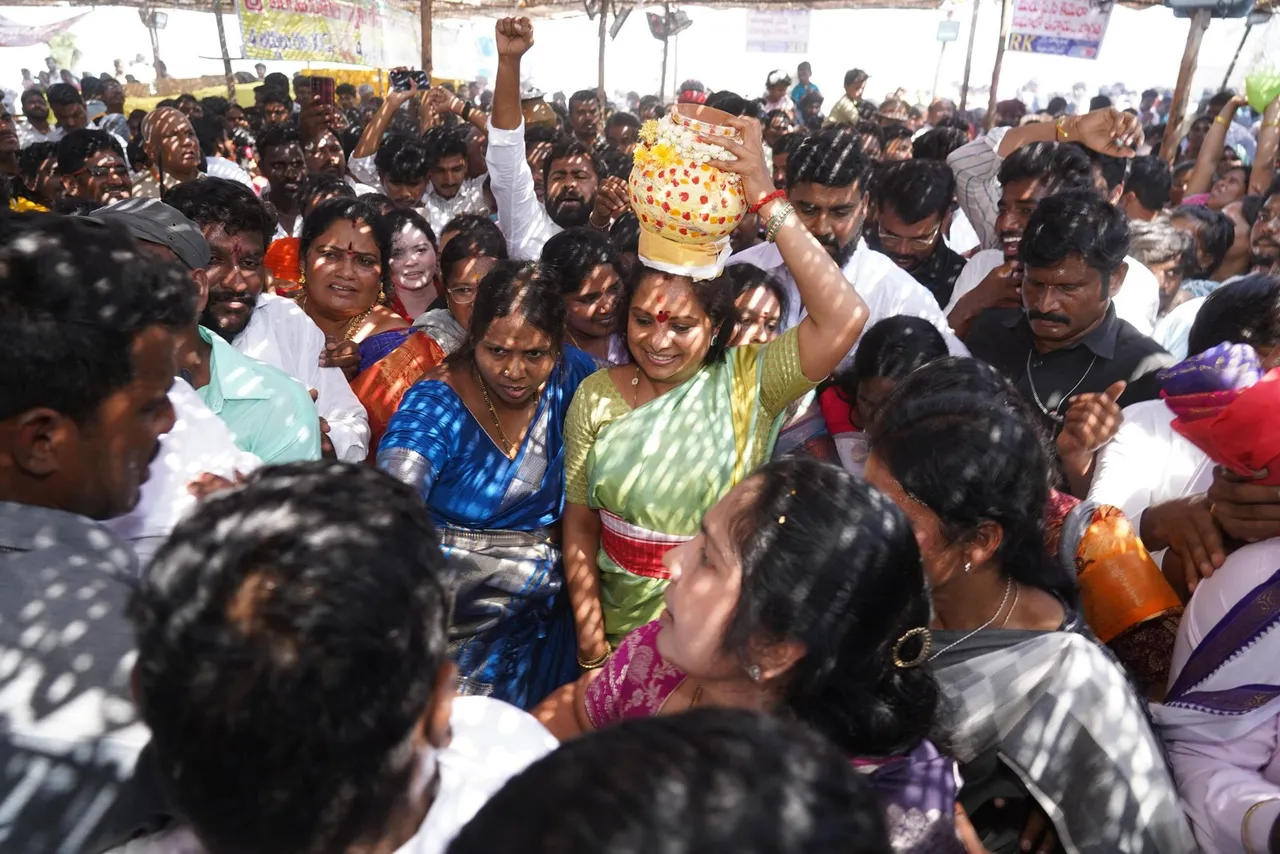 MLC Kavitha: బోనమెత్తి, భేరీ మోగించి.. పెద్దగట్టు జాతరలో ఎమ్మెల్సీ కవిత-PHOTOS