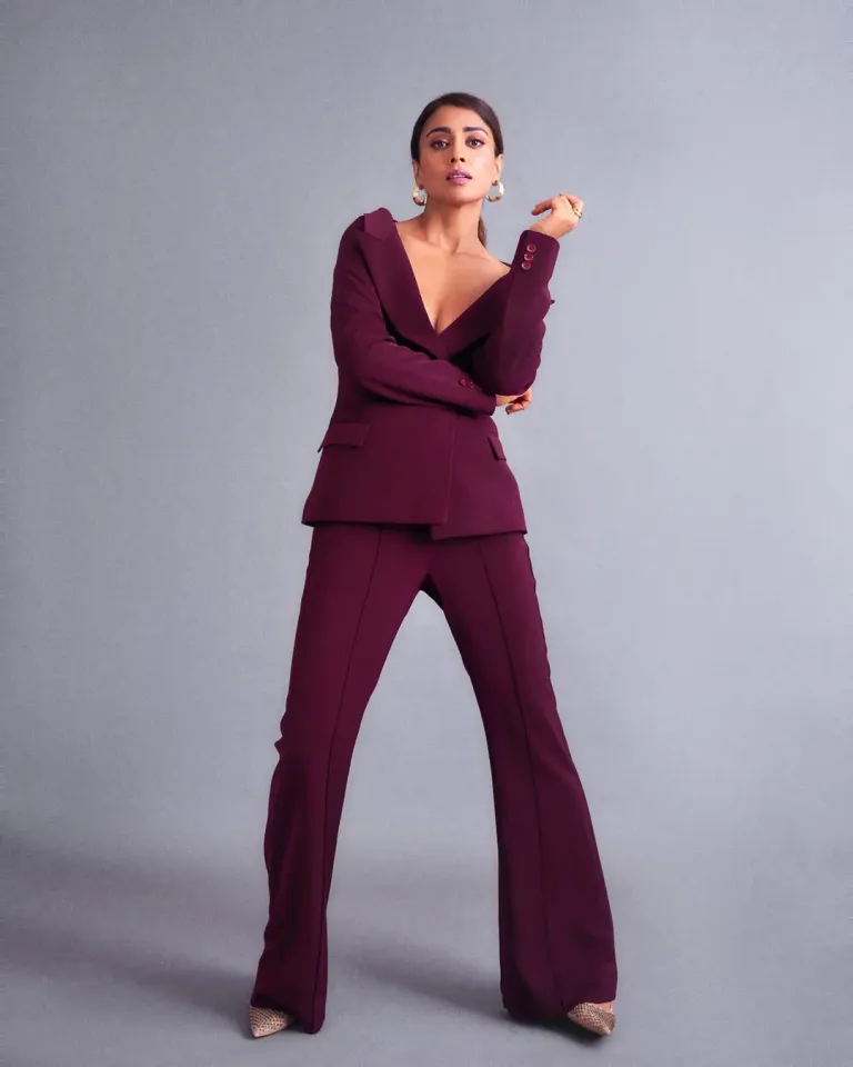 shriya saran stunning in pink suit
