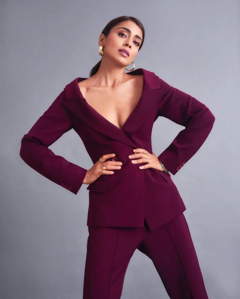 shriya saran stunning looks in pink suit