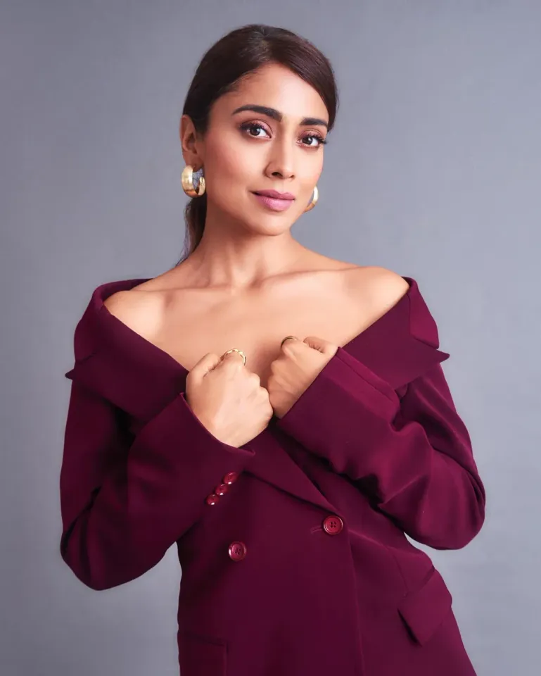 shriya saran stunning pics in pink suit