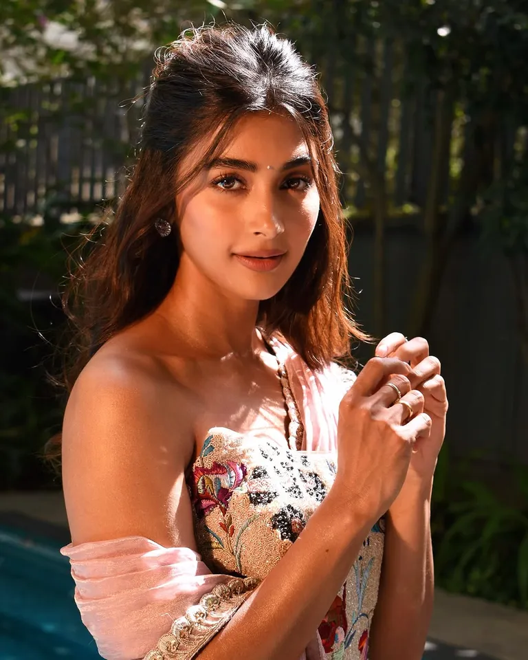 Pooja Hegde pink saree photos