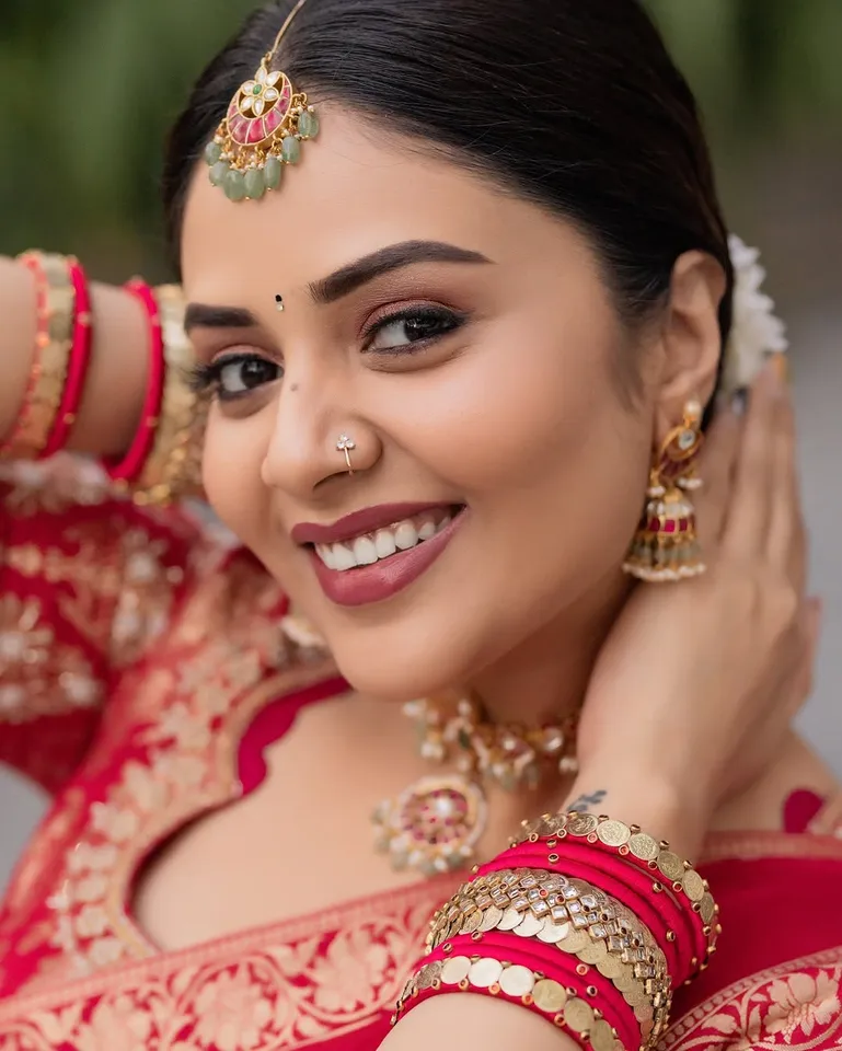 sreemukhi half saree stunning 
