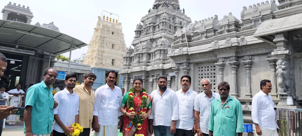 heroine roja at kanipakam temple