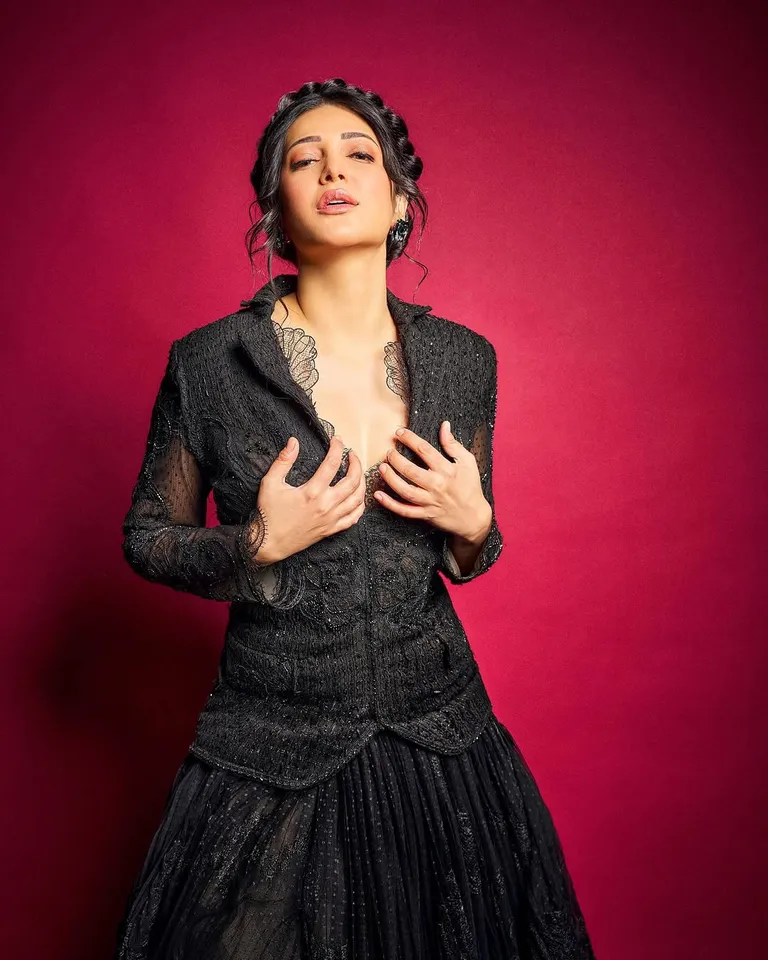 shruti hasan  stunning in black 