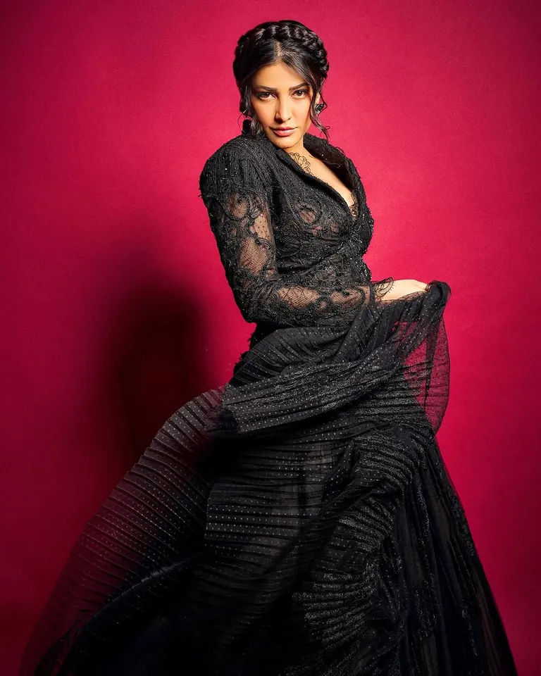 shruti hasan  stunning in black dress