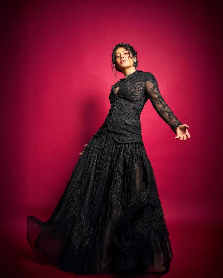 shruti hasan  stuns in black frock