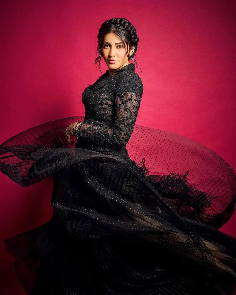 shruti stuns in black
