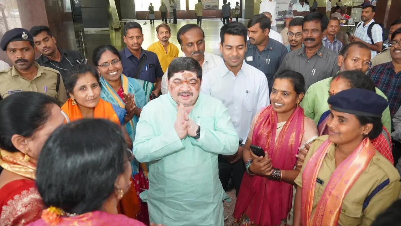 Woman's Day 2025: ఆర్టీసీ మహిళా ఉద్యోగులకు పొన్నం సన్మానం-PHOTOS