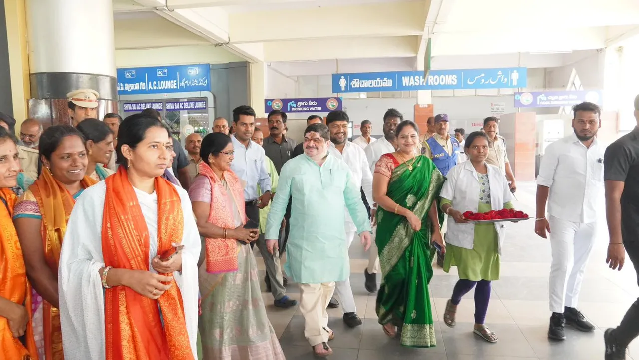 Woman's Day 2025: ఆర్టీసీ మహిళా ఉద్యోగులకు పొన్నం సన్మానం-PHOTOS
