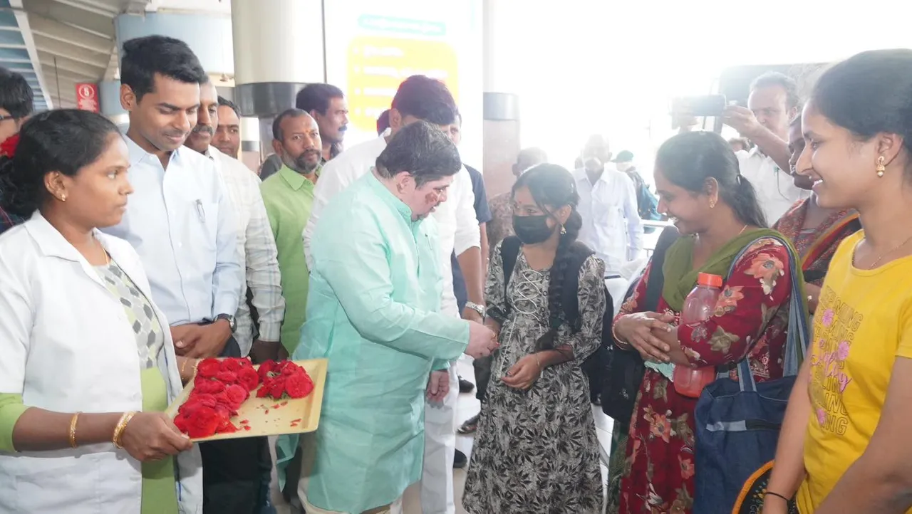 Woman's Day 2025: ఆర్టీసీ మహిళా ఉద్యోగులకు పొన్నం సన్మానం-PHOTOS