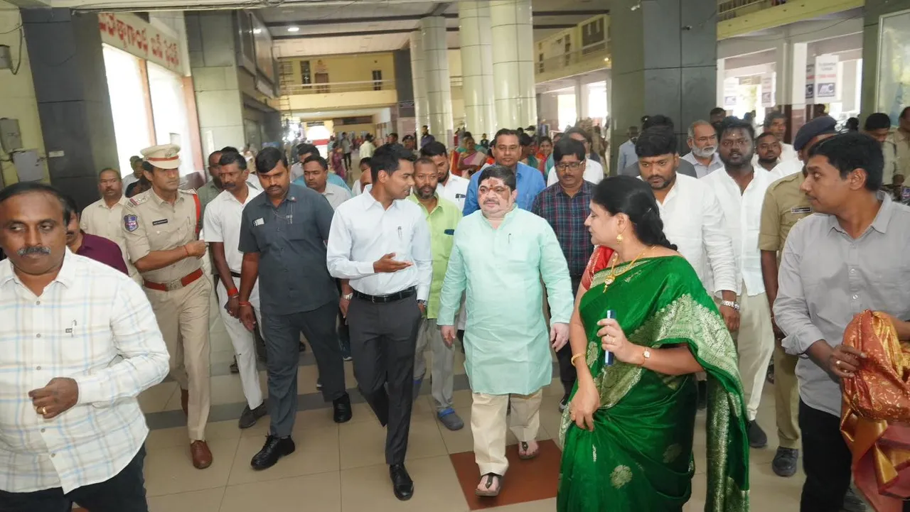 Woman's Day 2025: ఆర్టీసీ మహిళా ఉద్యోగులకు పొన్నం సన్మానం-PHOTOS