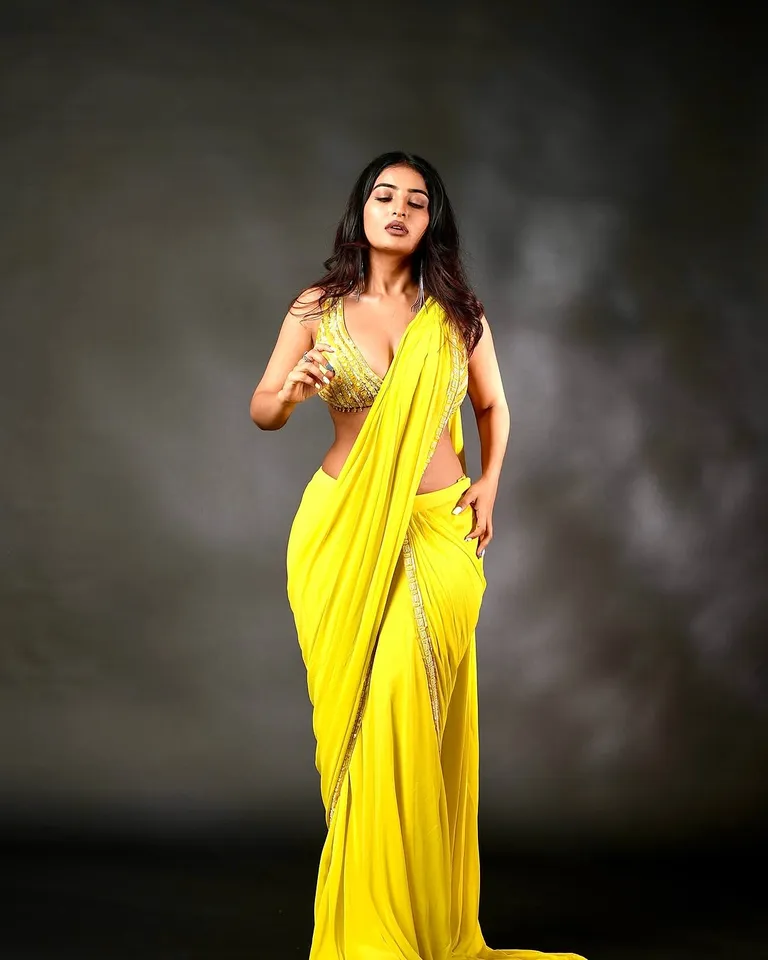 Ananya glamorous looks