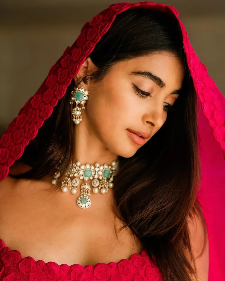 pooja hegde in pink