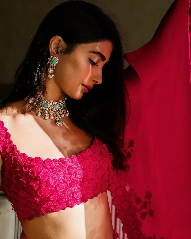 pooja hegde stunning looksin pink