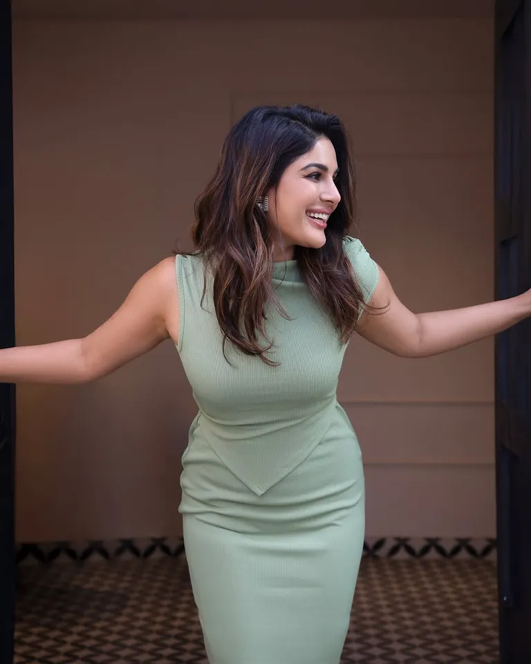 Samyuktha stuns in green latest pics