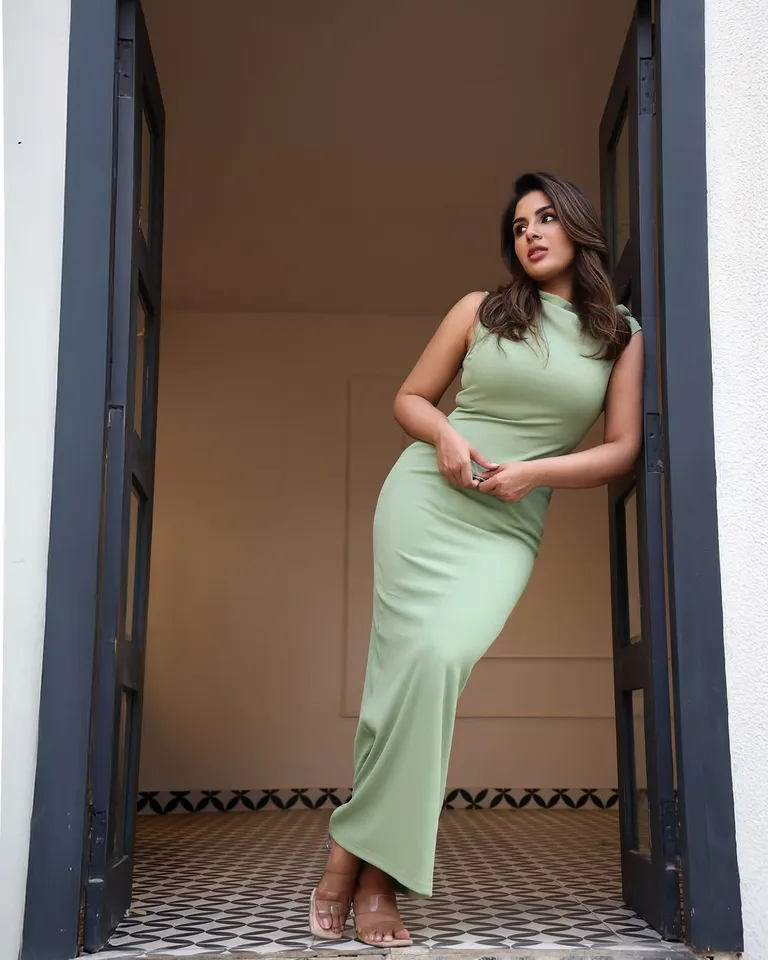 Samyuktha stuns in green latest shoot