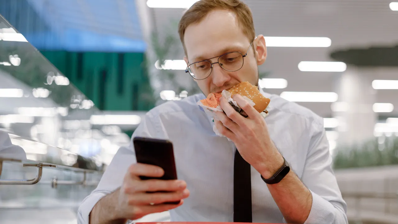 watching mobile while eating 