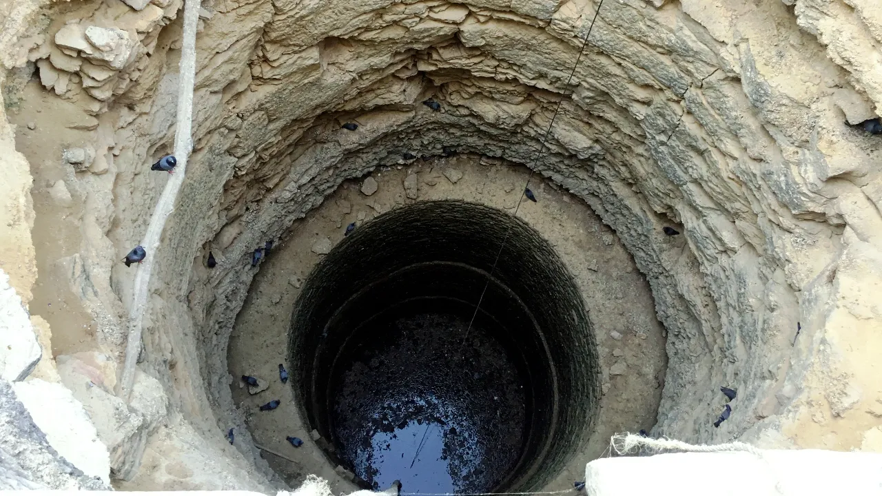 Maharashtra incident a man felldown in well