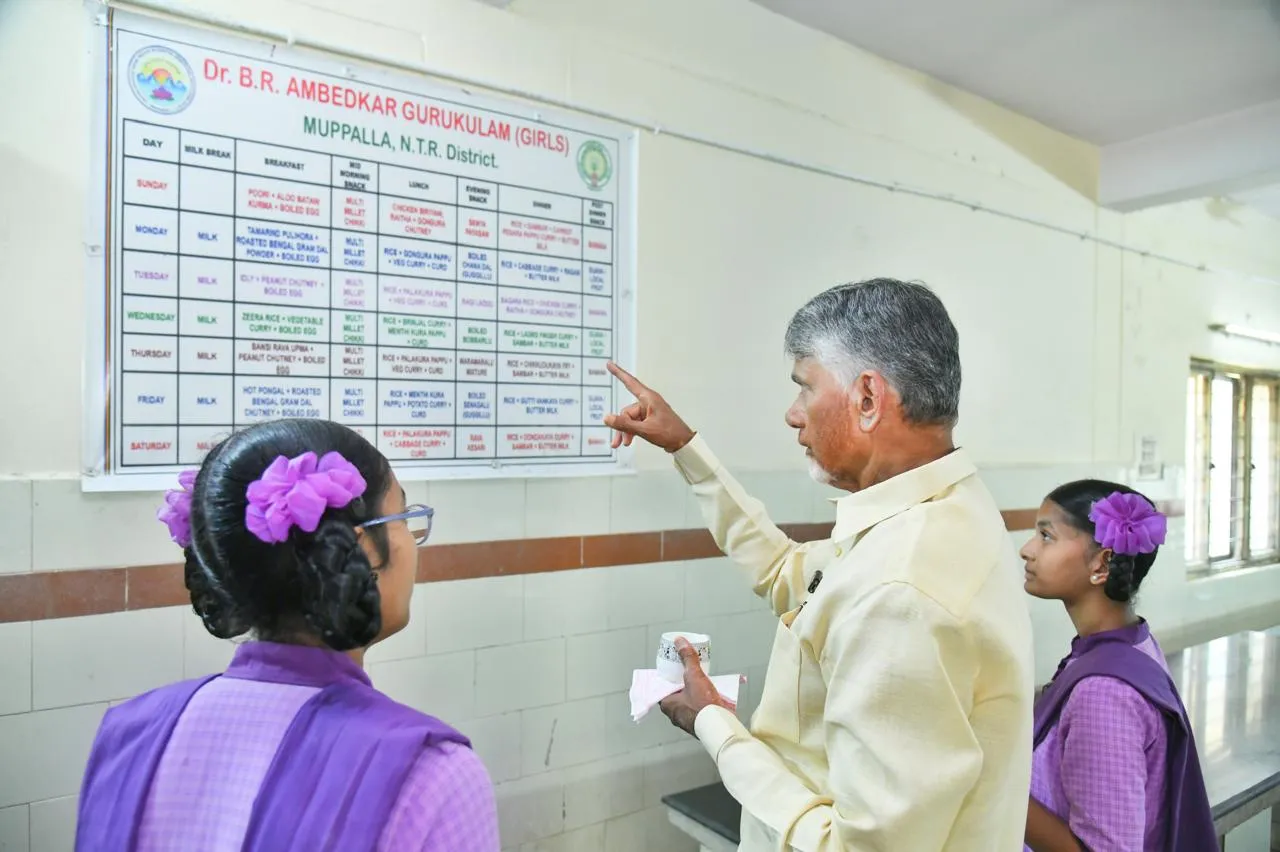 Chandrababu: గురుకులాన్ని సందర్శించిన చంద్రబాబు.. స్టూడెంట్స్ తో ముచ్చట్లు!