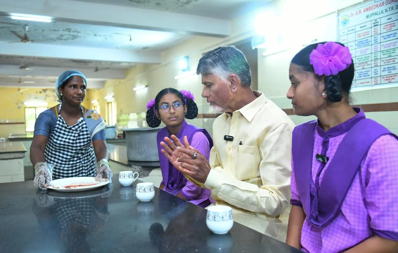 Chandrababu: గురుకులాన్ని సందర్శించిన చంద్రబాబు.. స్టూడెంట్స్ తో ముచ్చట్లు!