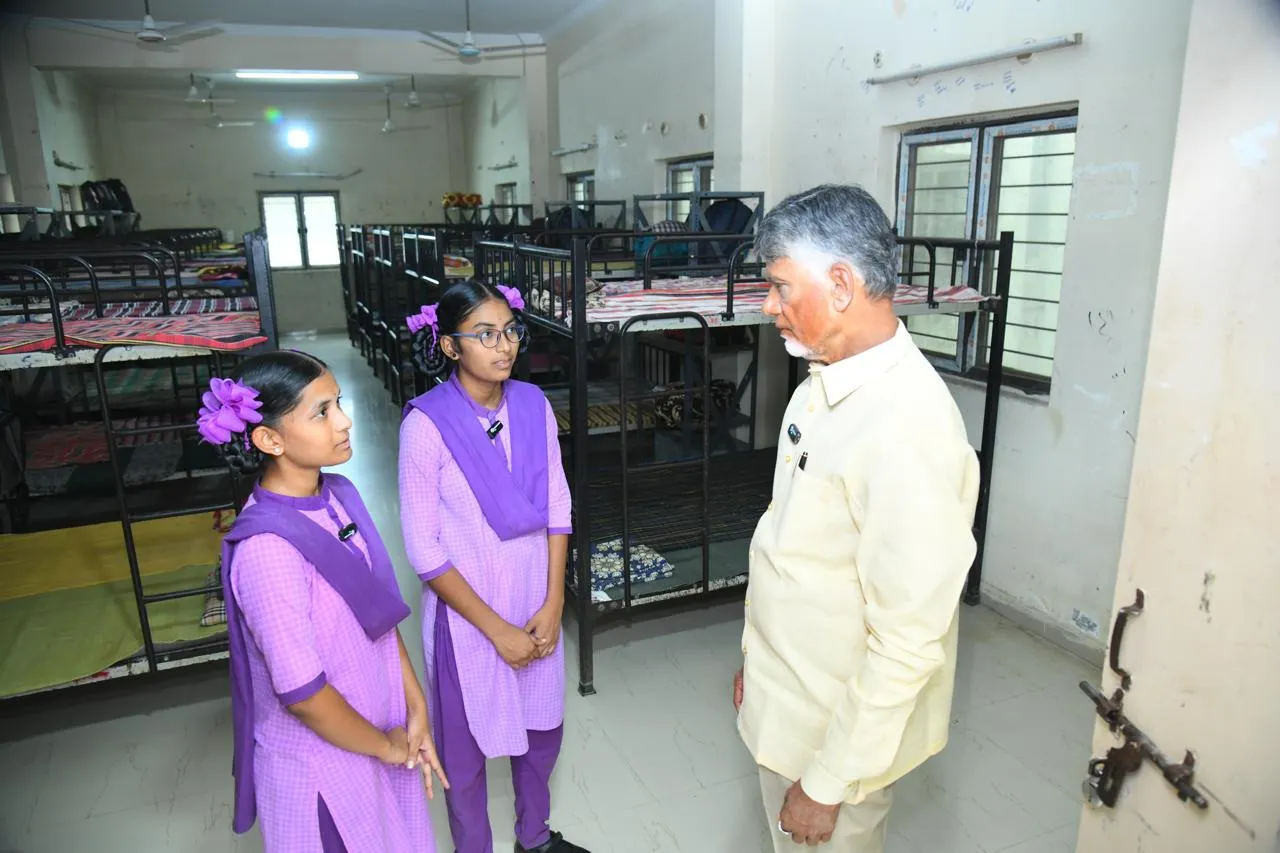 Chandrababu: గురుకులాన్ని సందర్శించిన చంద్రబాబు.. స్టూడెంట్స్ తో ముచ్చట్లు!