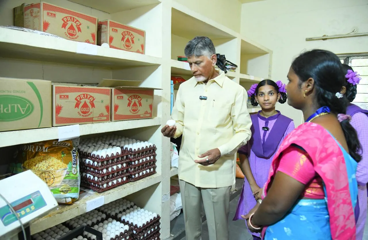 Chandrababu: గురుకులాన్ని సందర్శించిన చంద్రబాబు.. స్టూడెంట్స్ తో ముచ్చట్లు!