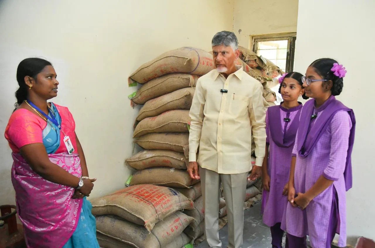 Chandrababu: గురుకులాన్ని సందర్శించిన చంద్రబాబు.. స్టూడెంట్స్ తో ముచ్చట్లు!
