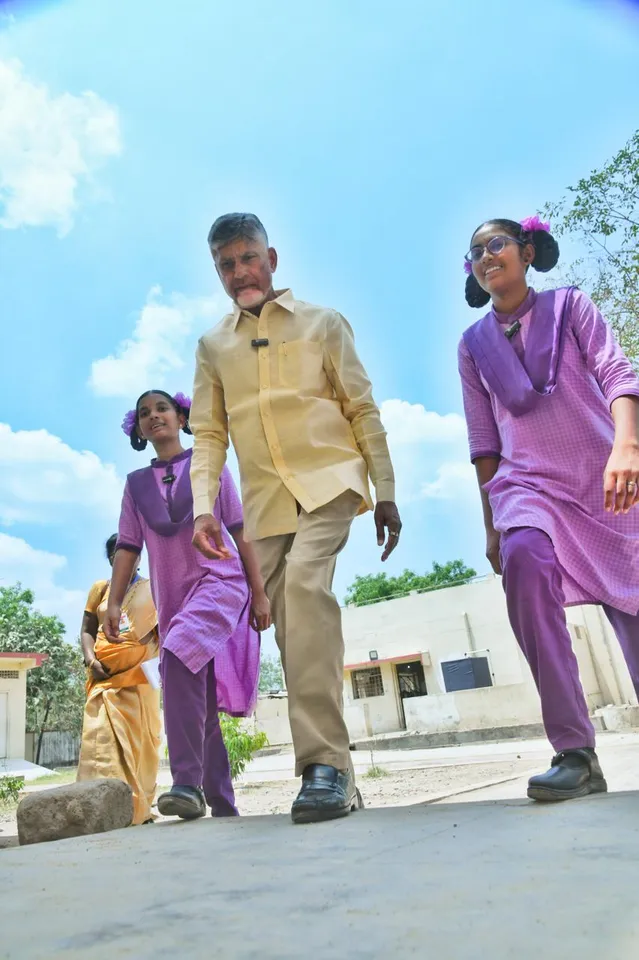 Chandrababu: గురుకులాన్ని సందర్శించిన చంద్రబాబు.. స్టూడెంట్స్ తో ముచ్చట్లు!