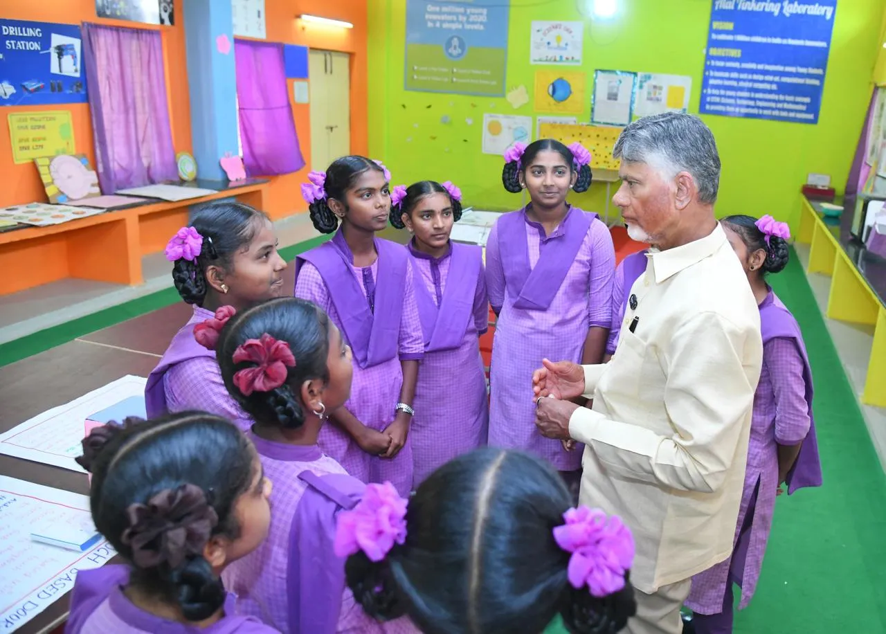 Chandrababu: గురుకులాన్ని సందర్శించిన చంద్రబాబు.. స్టూడెంట్స్ తో ముచ్చట్లు!