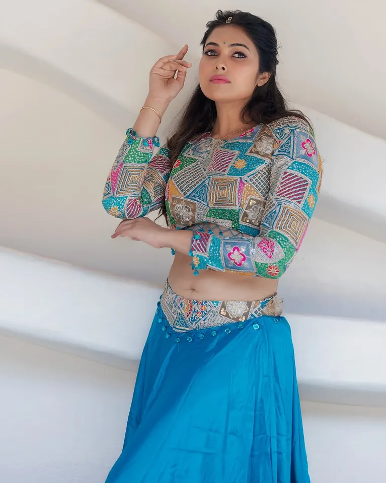 divi stuns in blue