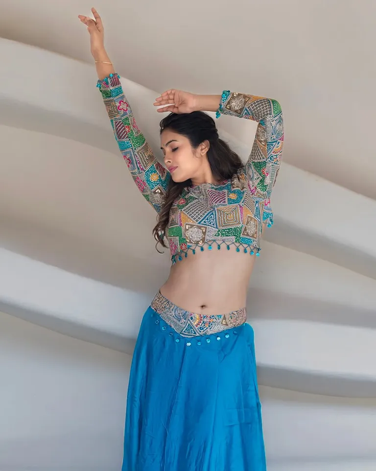 divi stuns in blue dress