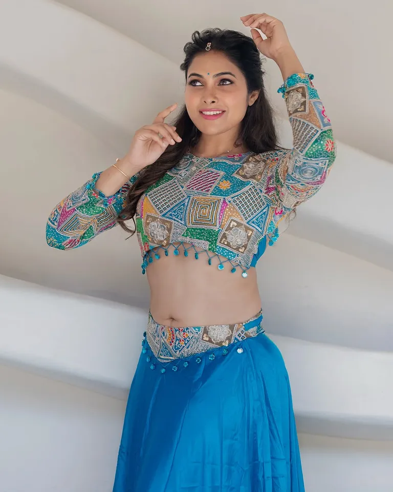 divi stuns in latest blue dress