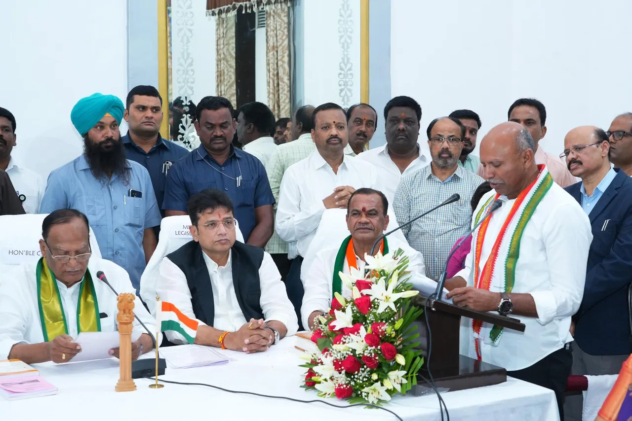 ఎమ్మెల్సీగా ప్రమాణ స్వీకారం చేస్తున్న శంకర్ నాయక్