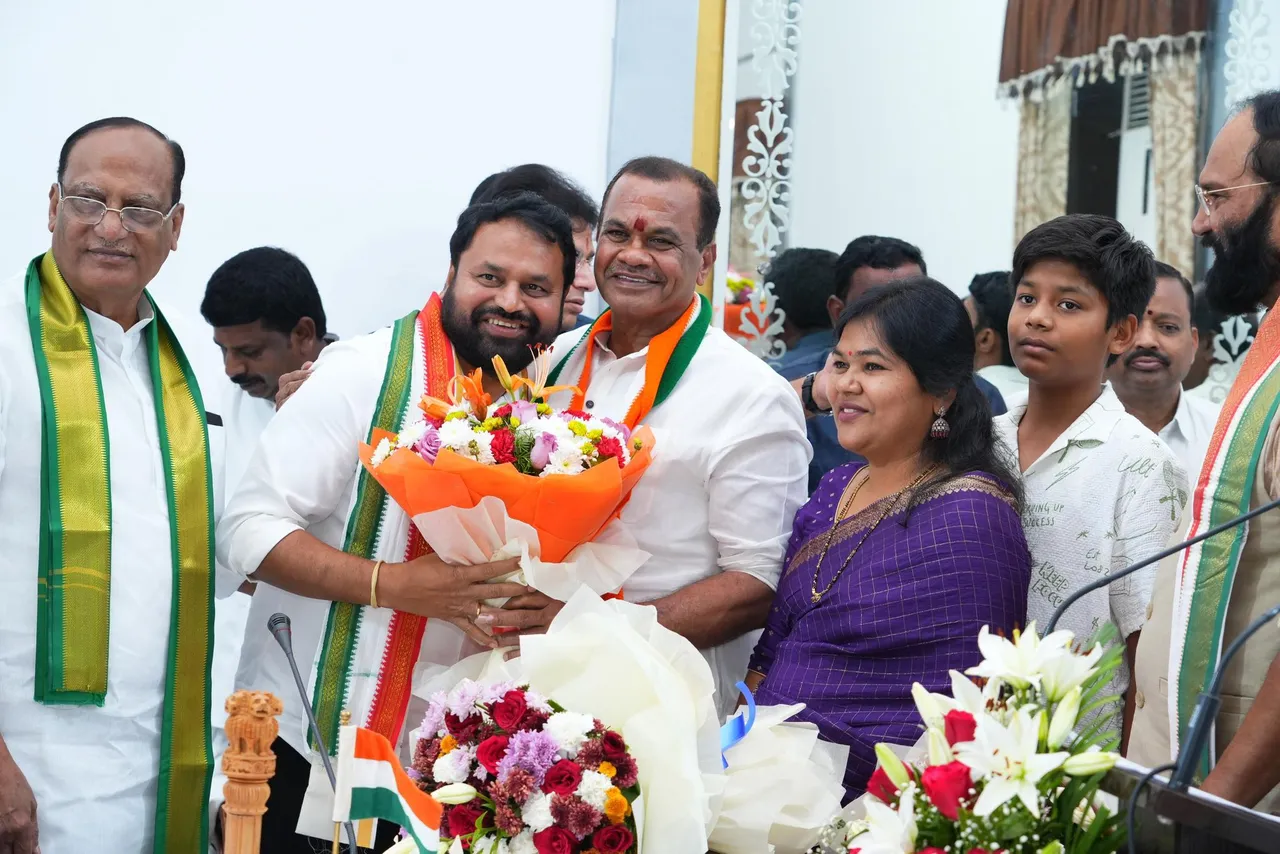 ప్రమాణ స్వీకారం తర్వాత మంత్రి కోమటిరెడ్డితో అద్దంకి ఆత్మీయ అలింగనం