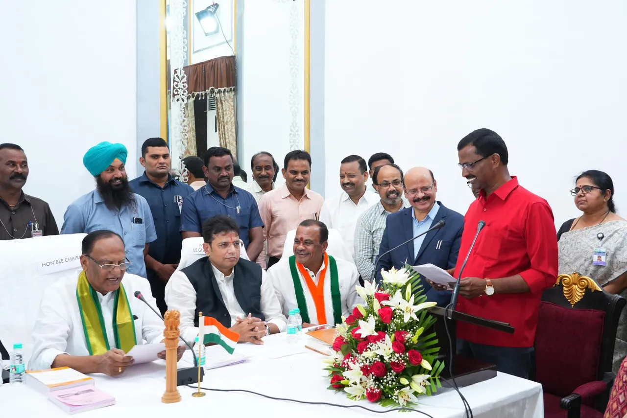 ప్రమాణ స్వీకారం చేస్తున్న సీపీఐ సభ్యుడు నెల్లికంటి సత్యం
