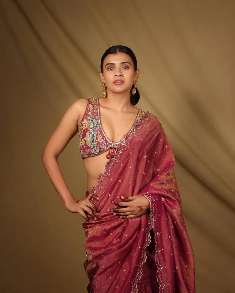 Hebah stunning in saree 