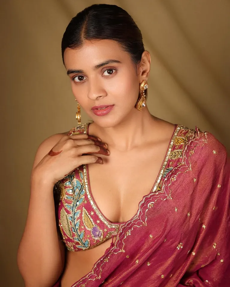Hebah stunning in saree  latest photo shoot
