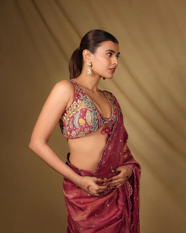 Hebah stunning in saree  latest pics