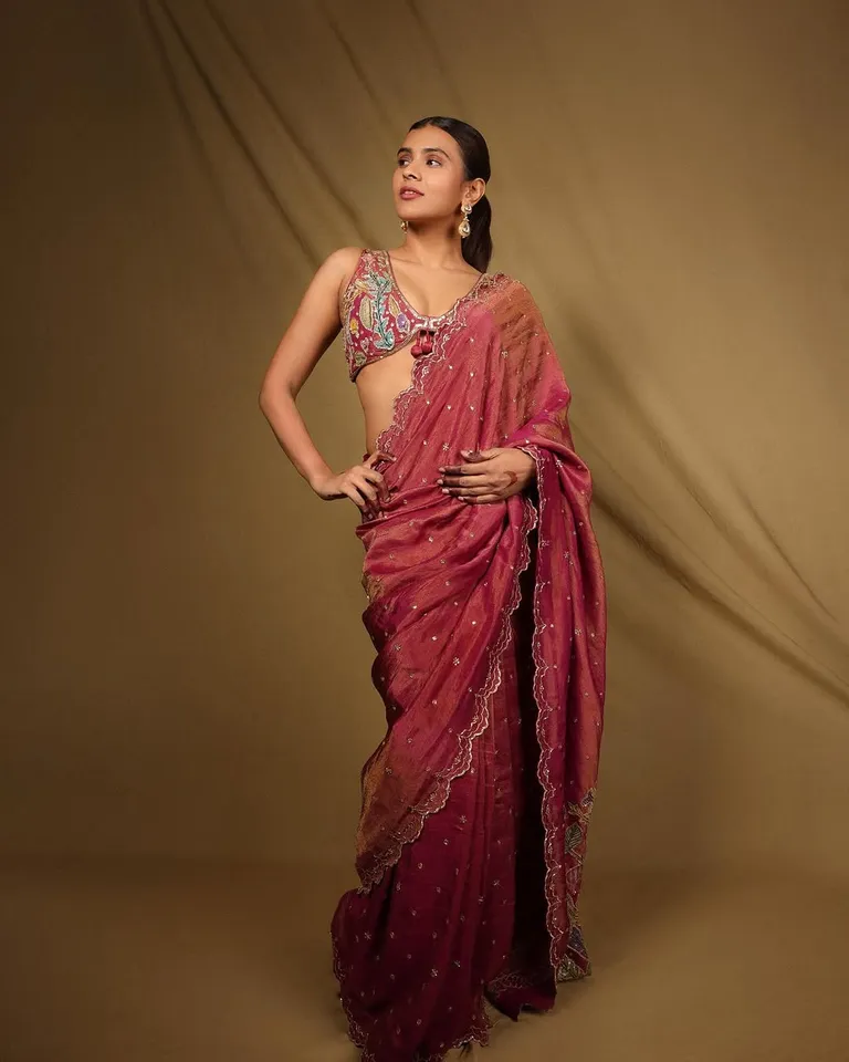 Hebah stunning in saree  latest shoot