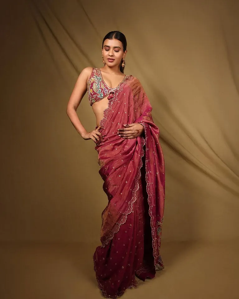 Hebah stuns in saree 