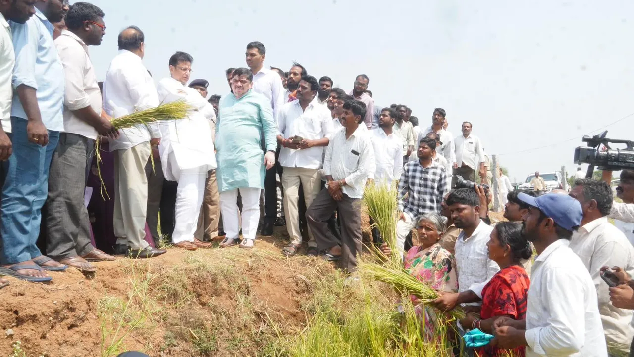 సిద్దిపేట జిల్లాలో దెబ్బతిన్న పంటలను పరిశీలించిన మంత్రులు-PHOTOS