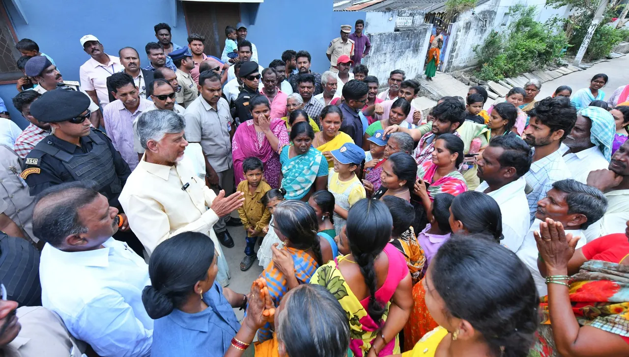 AP CM Chandrababu: చిన్నారులు, సామాన్యులతో చంద్రబాబు ముచ్చట్లు-PHOTOS