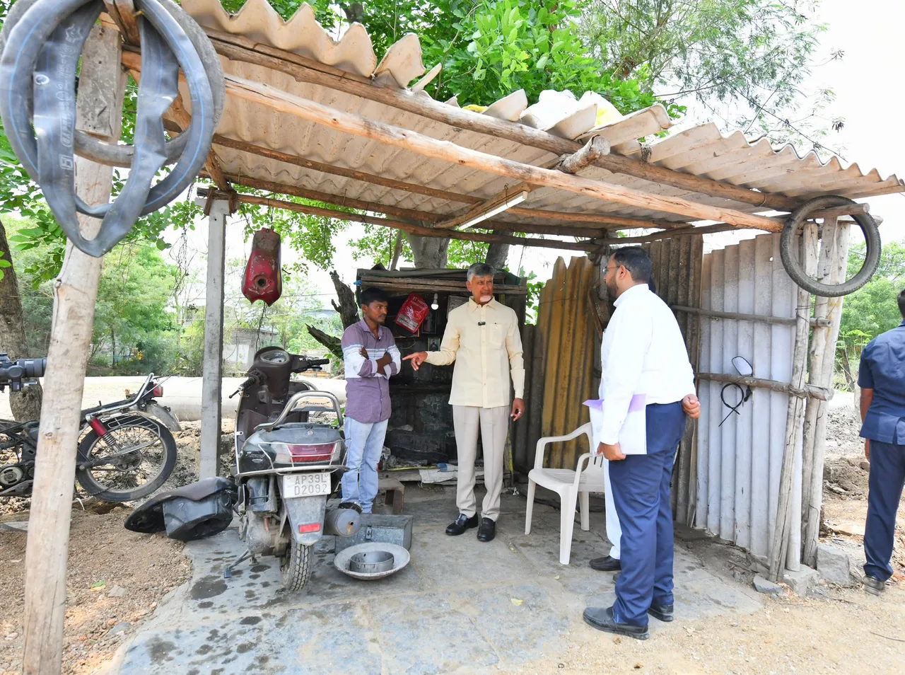 AP CM Chandrababu: చిన్నారులు, సామాన్యులతో చంద్రబాబు ముచ్చట్లు-PHOTOS