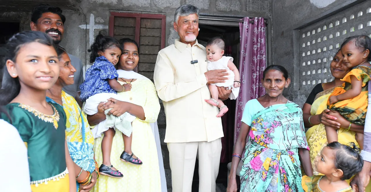 AP CM Chandrababu: చిన్నారులు, సామాన్యులతో చంద్రబాబు ముచ్చట్లు-PHOTOS
