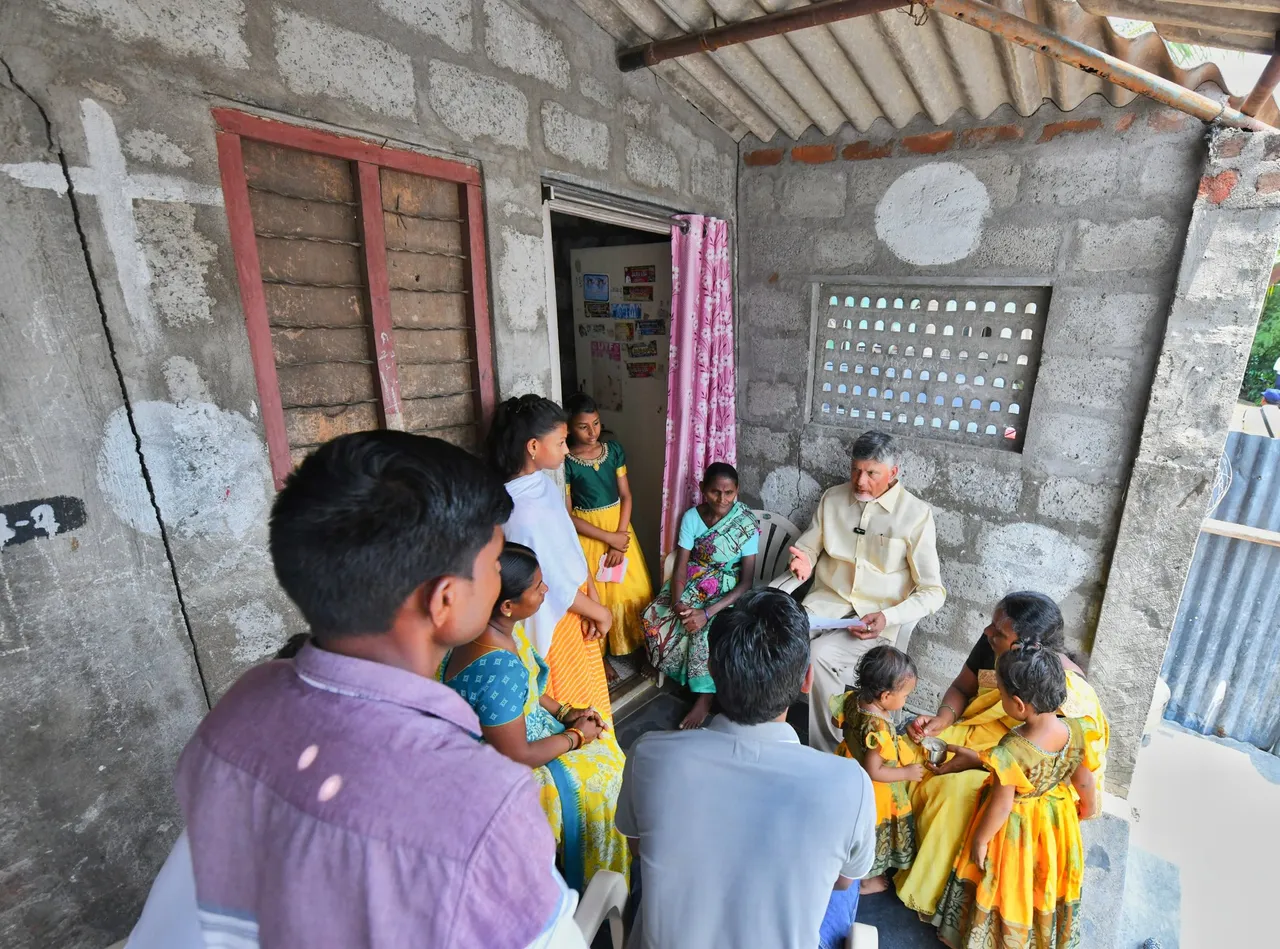 AP CM Chandrababu: చిన్నారులు, సామాన్యులతో చంద్రబాబు ముచ్చట్లు-PHOTOS