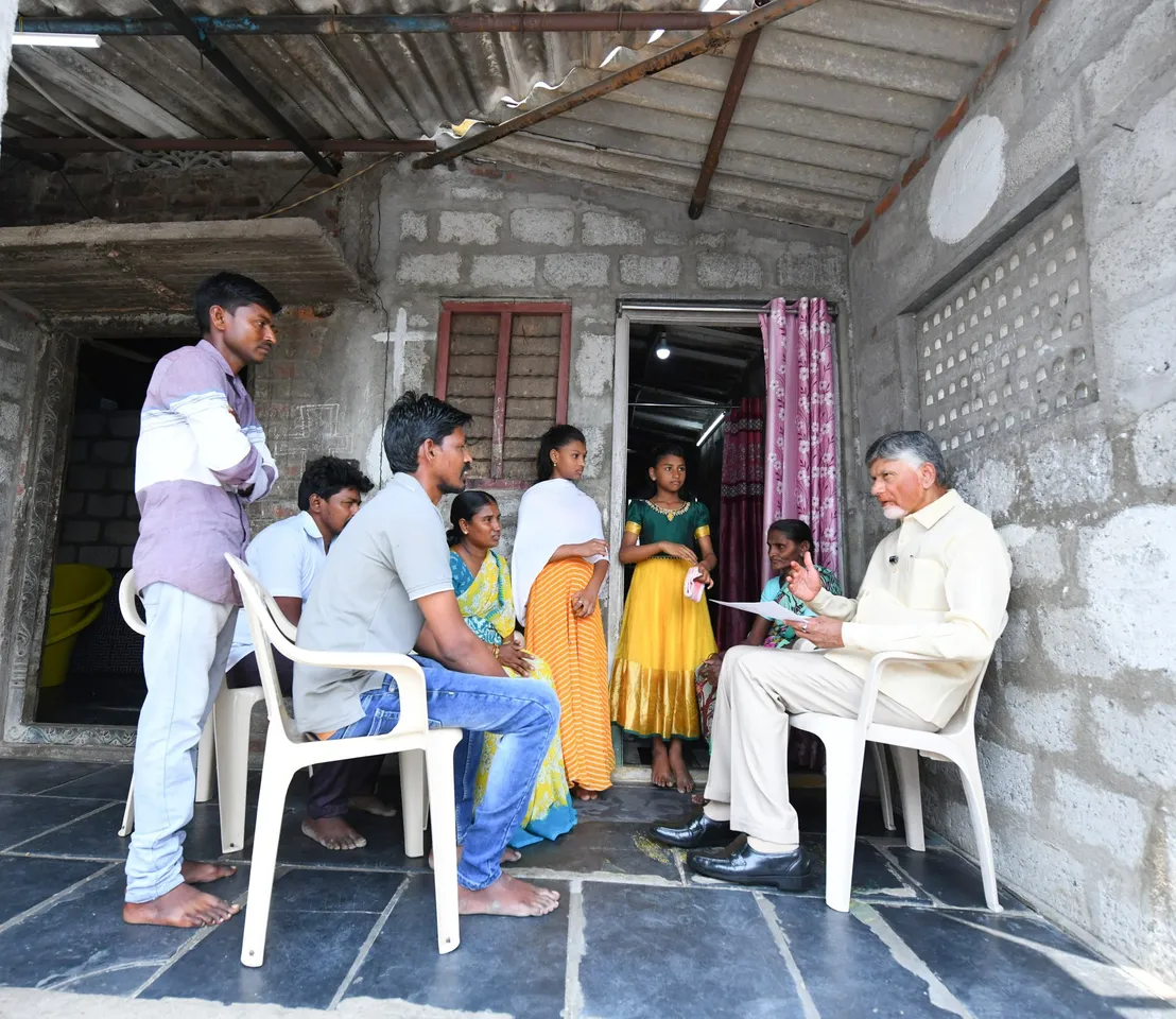 AP CM Chandrababu: చిన్నారులు, సామాన్యులతో చంద్రబాబు ముచ్చట్లు-PHOTOS