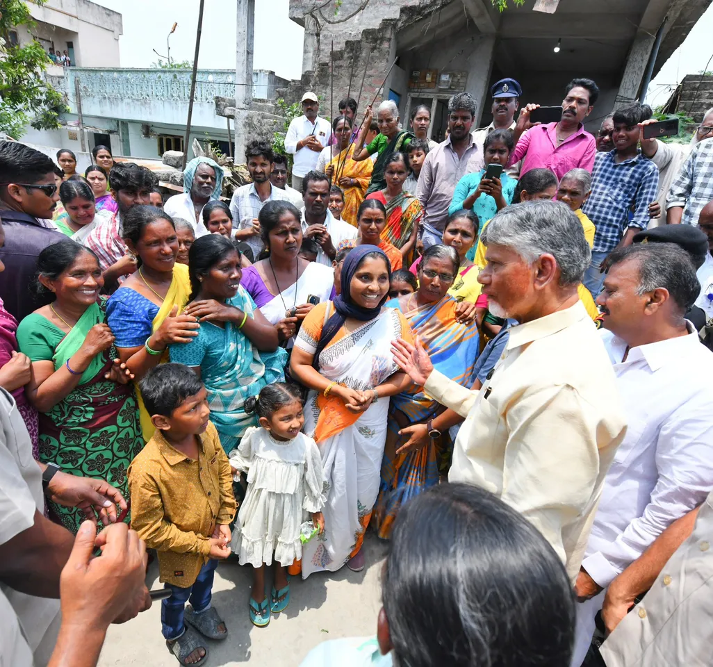 AP CM Chandrababu: చిన్నారులు, సామాన్యులతో చంద్రబాబు ముచ్చట్లు-PHOTOS