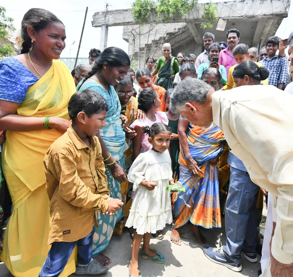 AP CM Chandrababu: చిన్నారులు, సామాన్యులతో చంద్రబాబు ముచ్చట్లు-PHOTOS