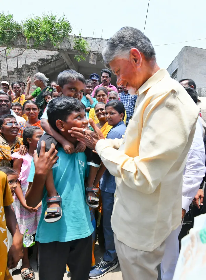 AP CM Chandrababu: చిన్నారులు, సామాన్యులతో చంద్రబాబు ముచ్చట్లు-PHOTOS