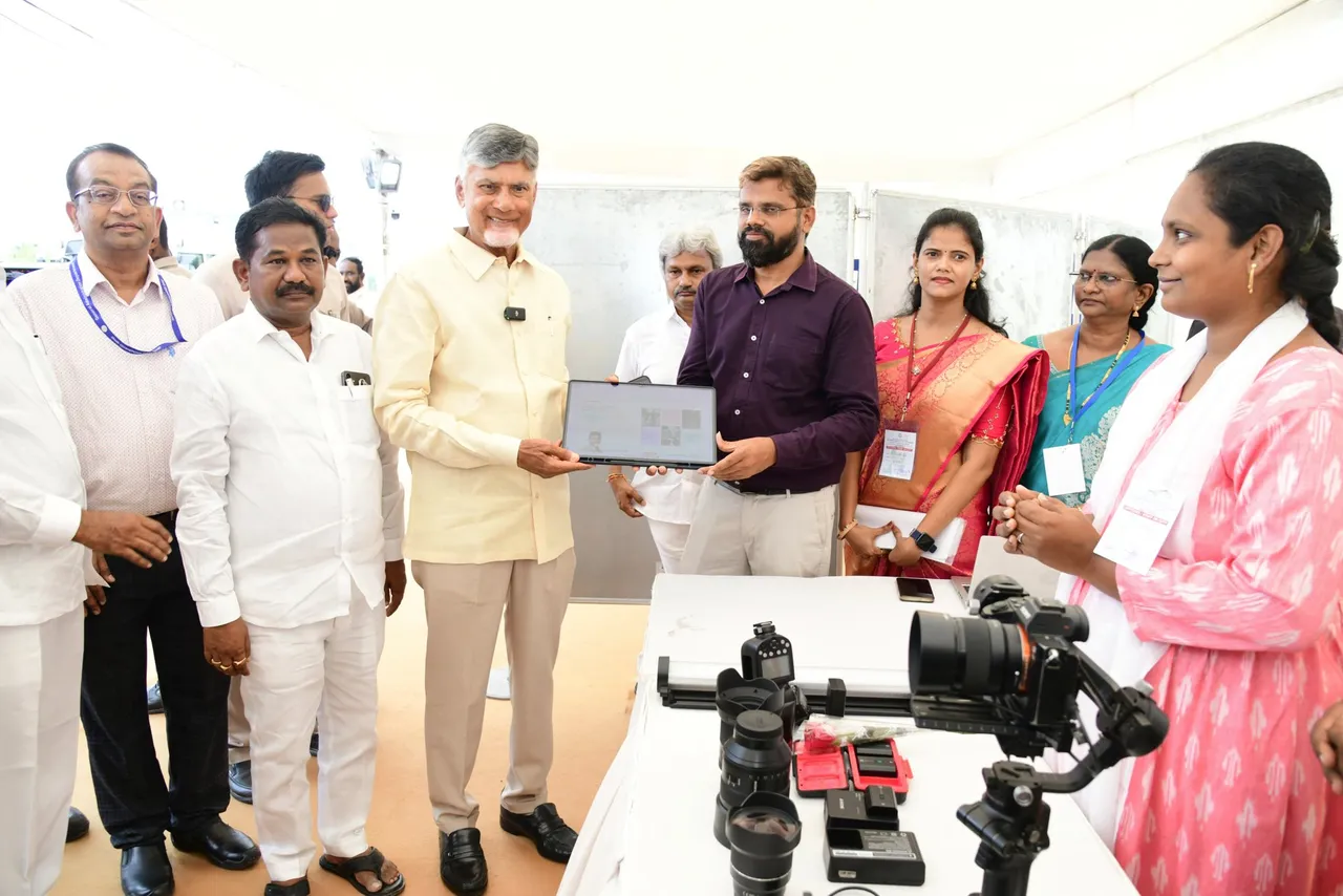 AP CM Chandrababu: చిన్నారులు, సామాన్యులతో చంద్రబాబు ముచ్చట్లు-PHOTOS